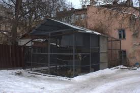 Двор с воронами